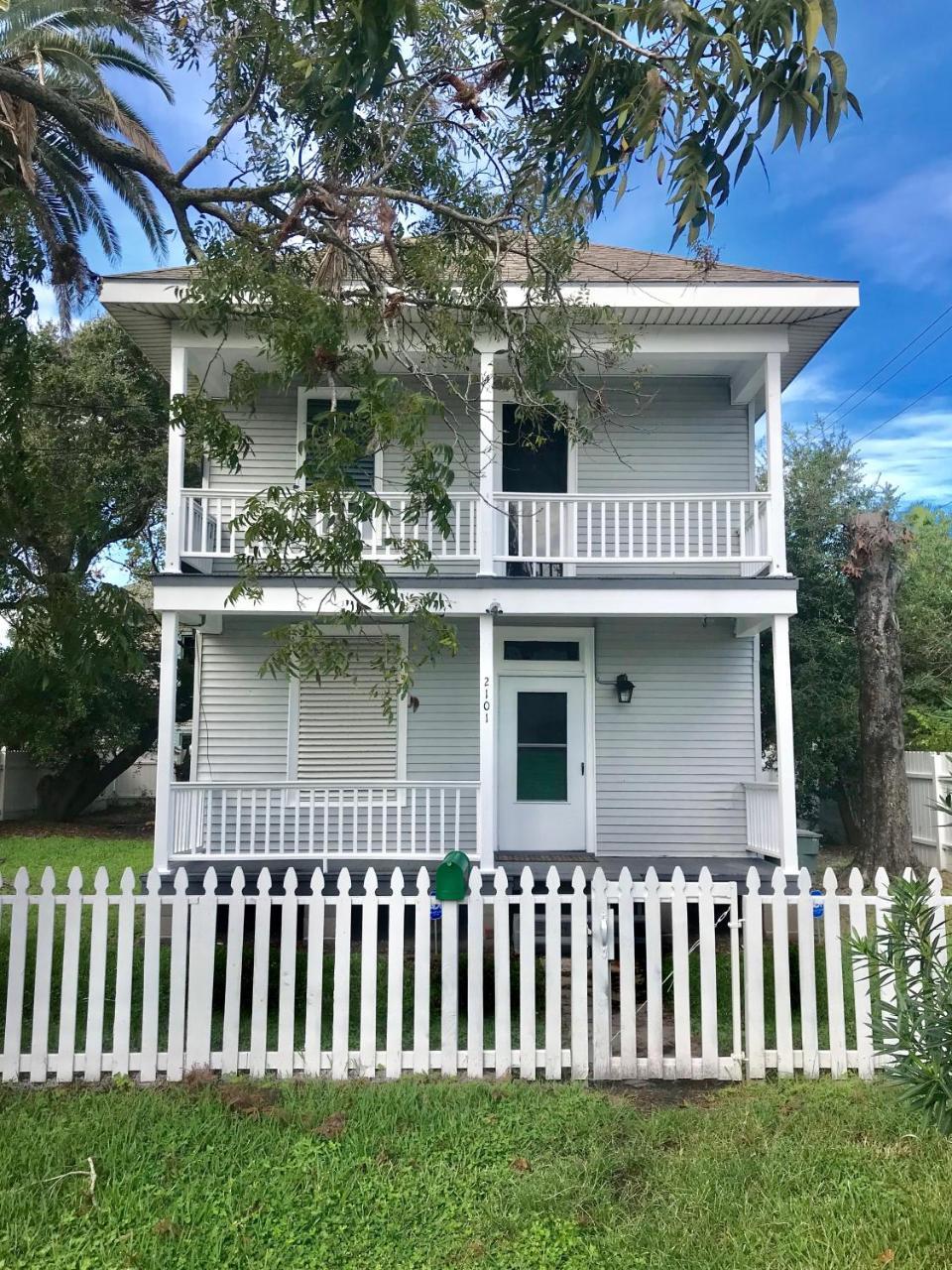 Beautiful Two-Story In Central Galveston, Short Walk To Beach, Near Downtown! | Seas The Breeze Villa Exterior foto