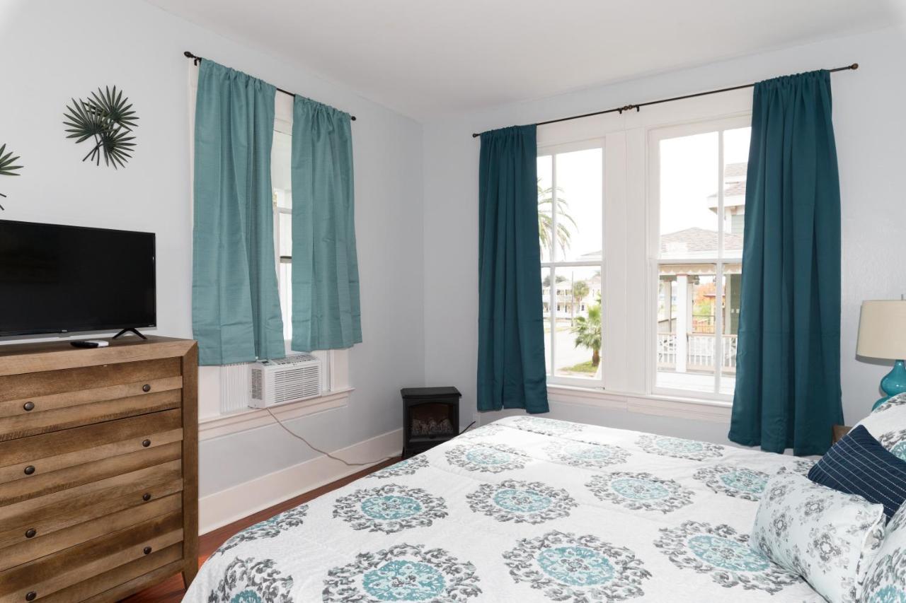 Beautiful Two-Story In Central Galveston, Short Walk To Beach, Near Downtown! | Seas The Breeze Villa Exterior foto